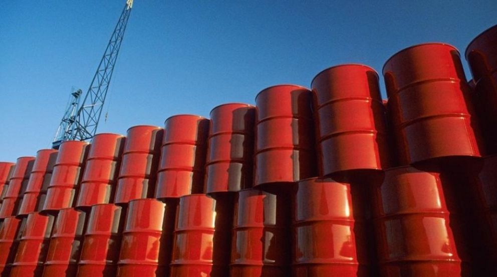 La demanda mundial de petróleo alcanza niveles récord, mientras la oferta se desploma